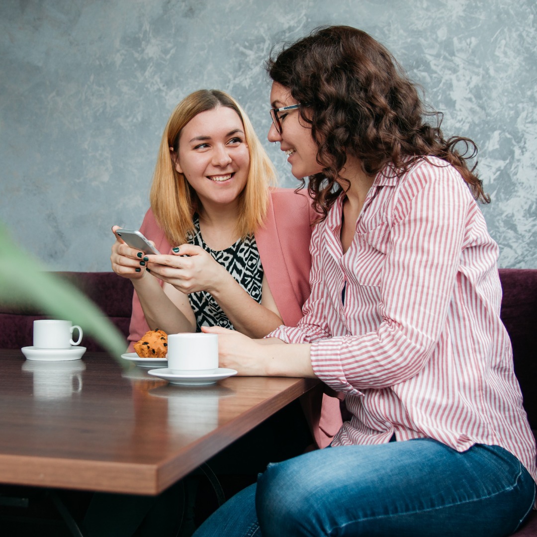 2 women talking in a coffee shop