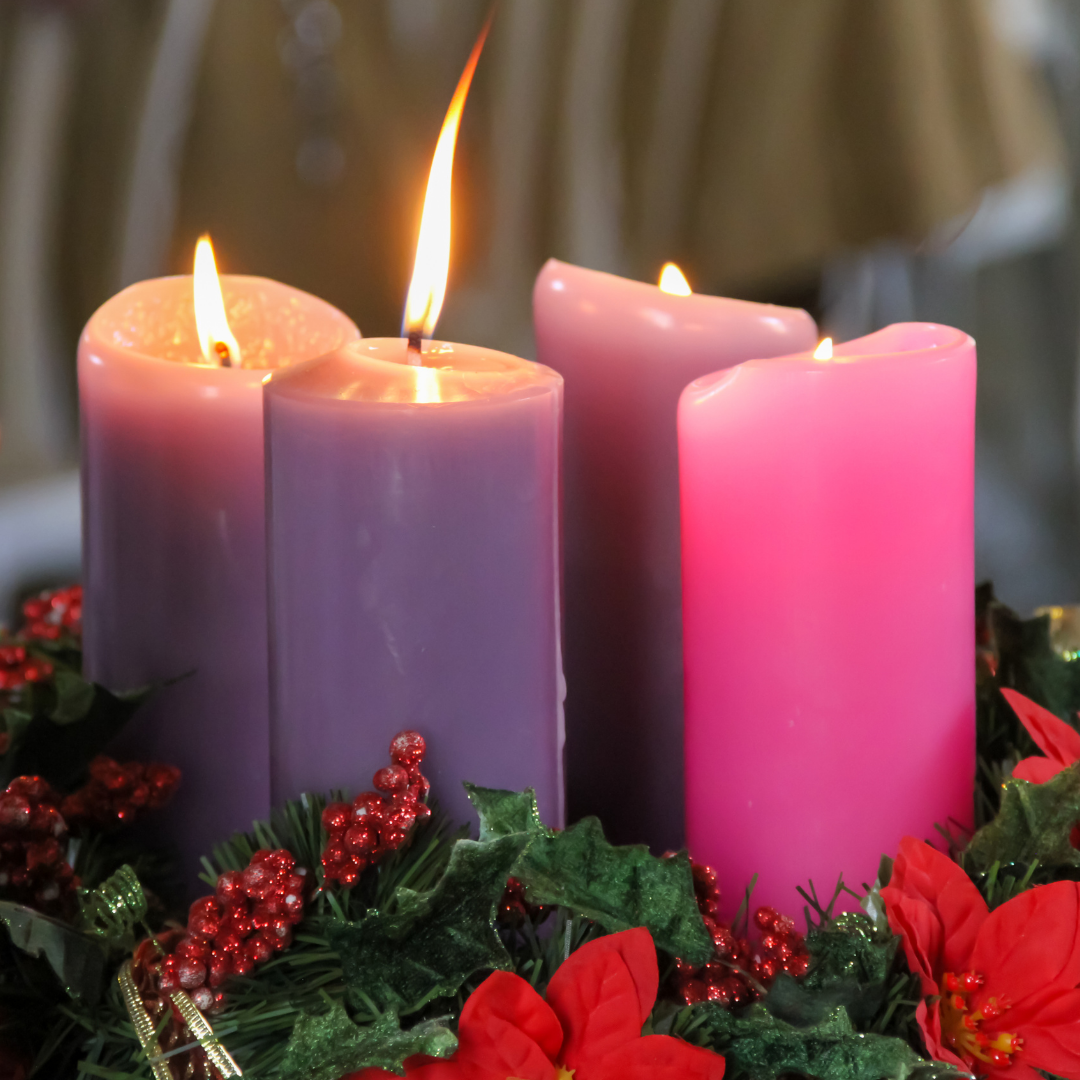 Advent wreath with 4 candles lit