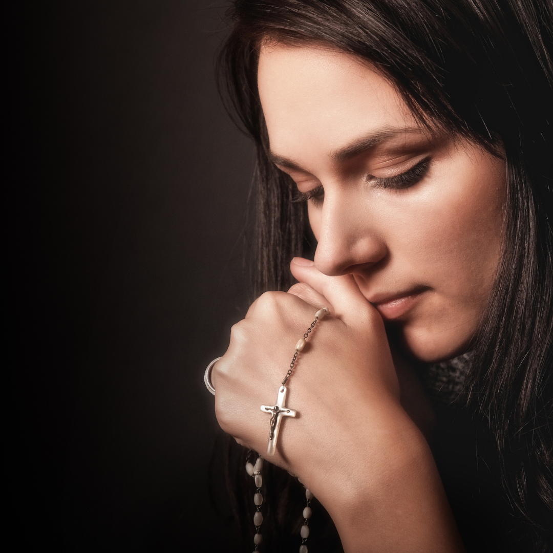 woman praying a Rosary