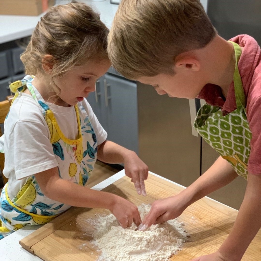 children baking together