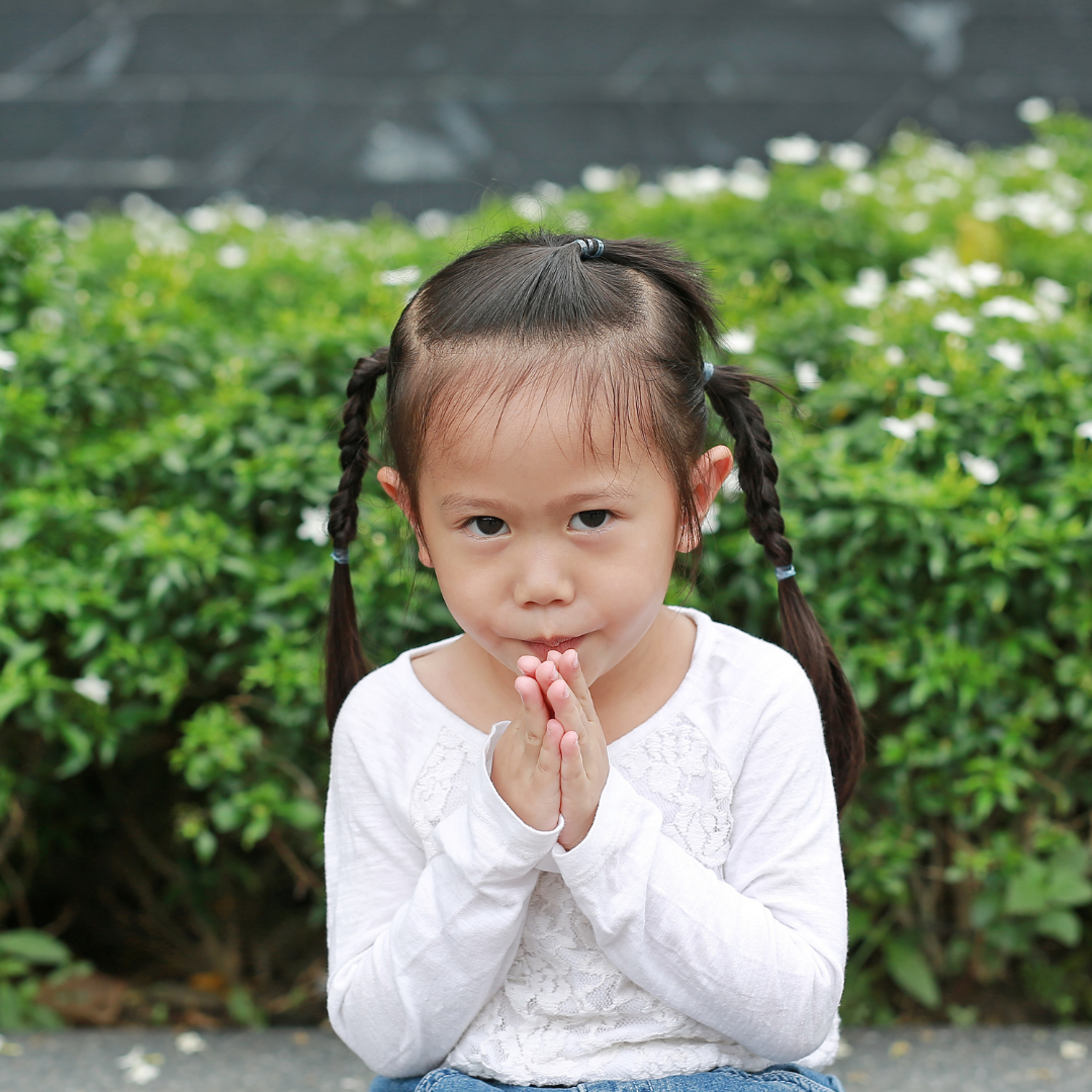 little girl praying