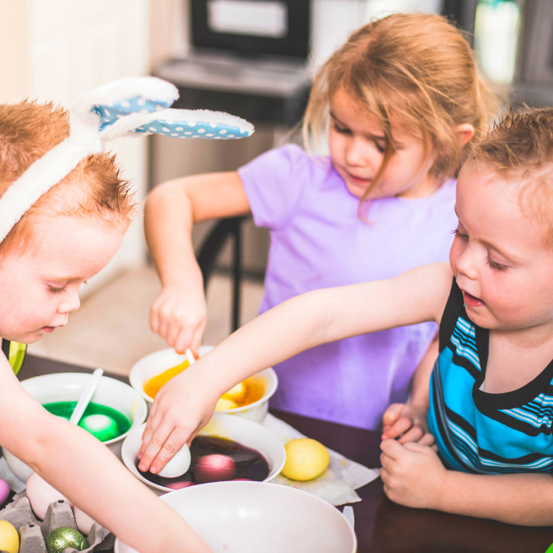 children dyeing eggs