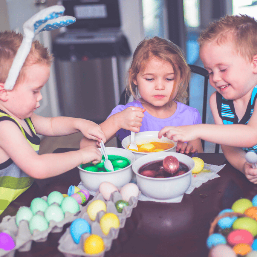 children dyeing eggs