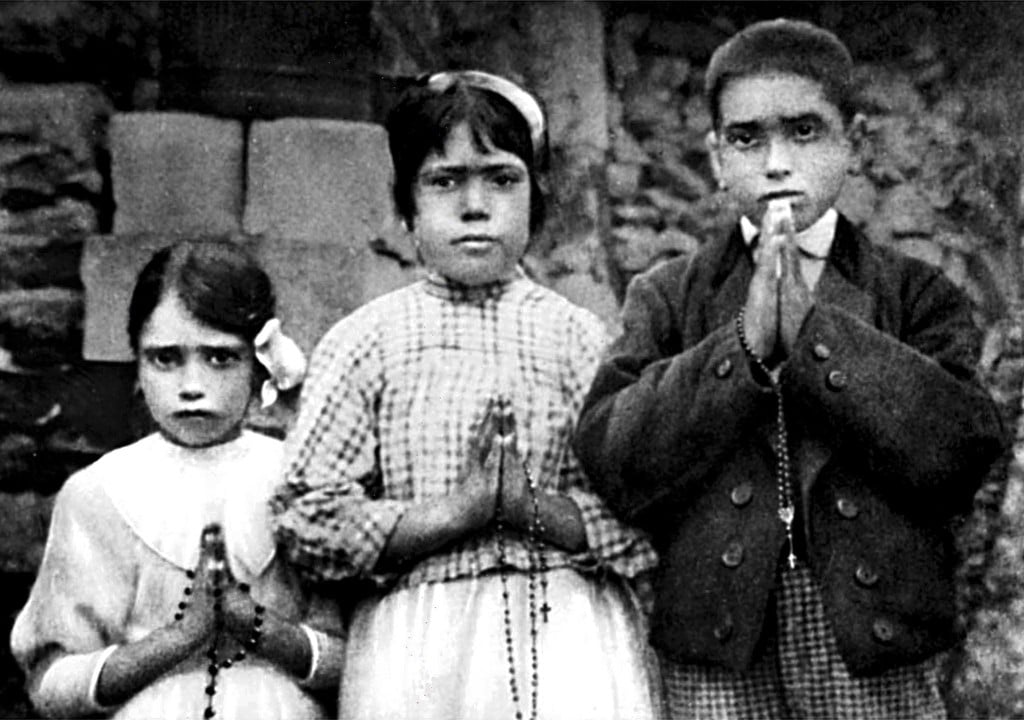 Fatima_children_with_rosaries-1