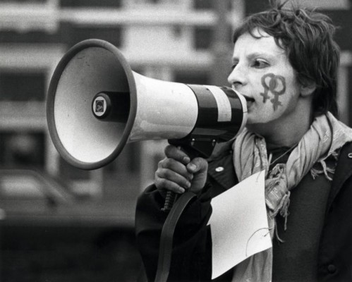 Emancipatie, feminisme. Landelijke vrouwenstaking als protest tegen de nieuwe abortuswet. Vrouw met vrouwentekens op het gezicht geschilderd roept door megafoon op tot aktie. Haarlem, Nederland, 30 maart 1981. Demonstration for the ligalization of abortion. Haarlem, The Netherlands, 1981.
