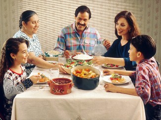 800px-Family_eating_meal