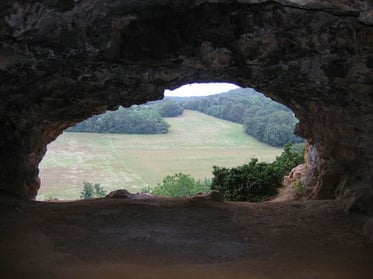 800px-St_moré_cave