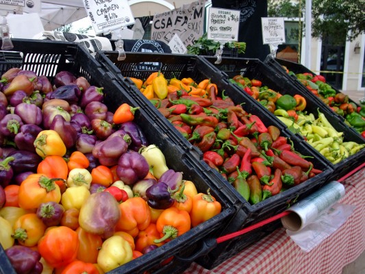 "Ripe Farmer's Market at Eilan" by Vitamin G (2013) via Flickr.