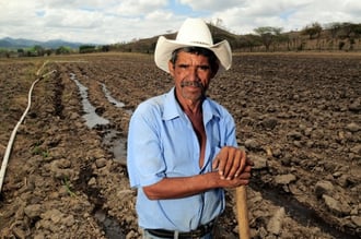 A farmer in Honduras takes a break from digging irrigation channels in Alauca, Honduras Photo by Neil Palmer for CIAT