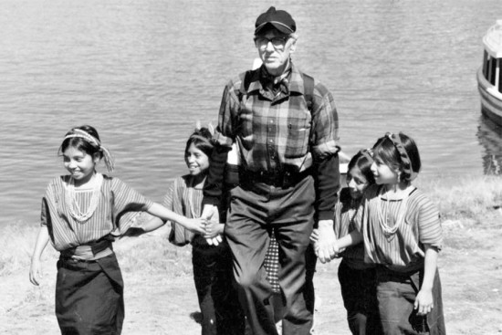 Unbound co-founder Bob Hentzen with sponsored children in Guatemala in 1996. 