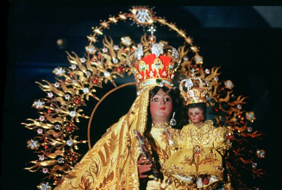Nuestra Señora de la Caridad del Cobre en el Santuario de El Cobre, Cuba, tomada por Francisco Javier Arbolí en Deciembre de 1992