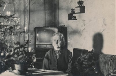 Elderly woman sits alone for Christmas by simpleinsomnia (Flickr)