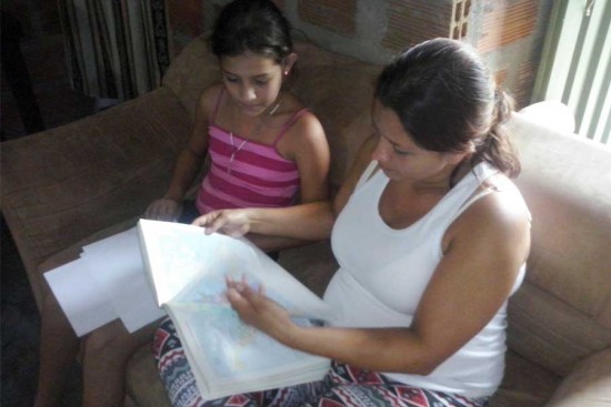 Ana helps Katherin with her homework.