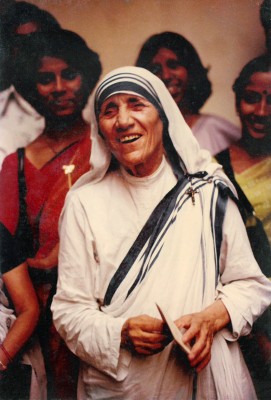 Mother Teresa holds a letter telling her the news that she has won the Nobel Peace Prize. Photo by Pranab Mukerjee/CRS