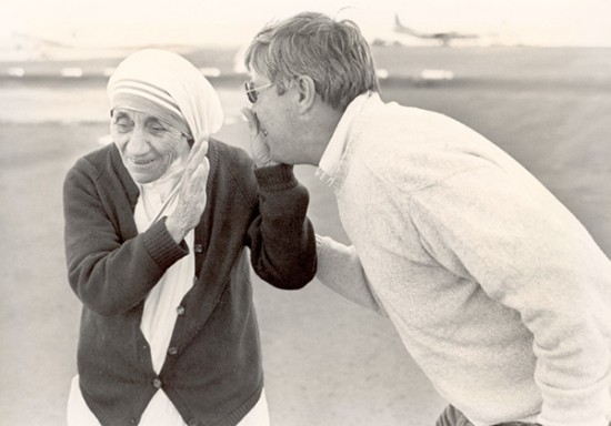 Mother Teresa arrives in Ethiopia in 1984, joining international efforts to combat East Africa’s crippling drought. Here, she playfully rejects a kiss from CRS’ Larry Barassa. Photo by CRS staff