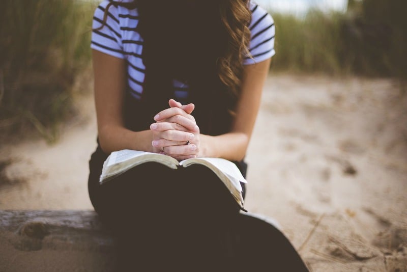"10 ways to fight distraction in prayer" by Patti Maguire Armstrong (CatholicMom.com)