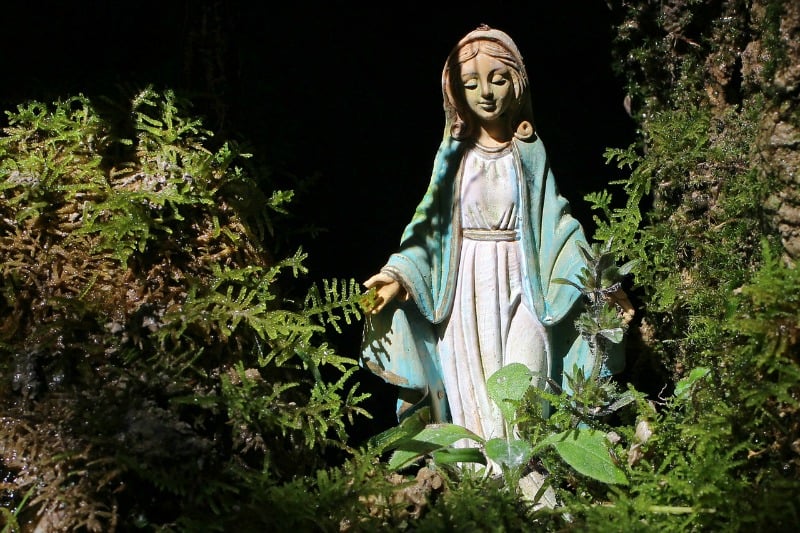 "5 ways to honor and emulate Mary in May" by Kitty Marcenelle (CatholicMom.com)