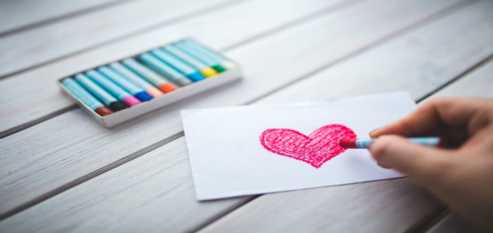 https://www.pexels.com/photo/hand-with-oil-pastel-draws-the-heart-6333
