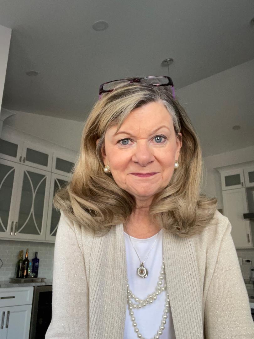 Mary Amore headshot