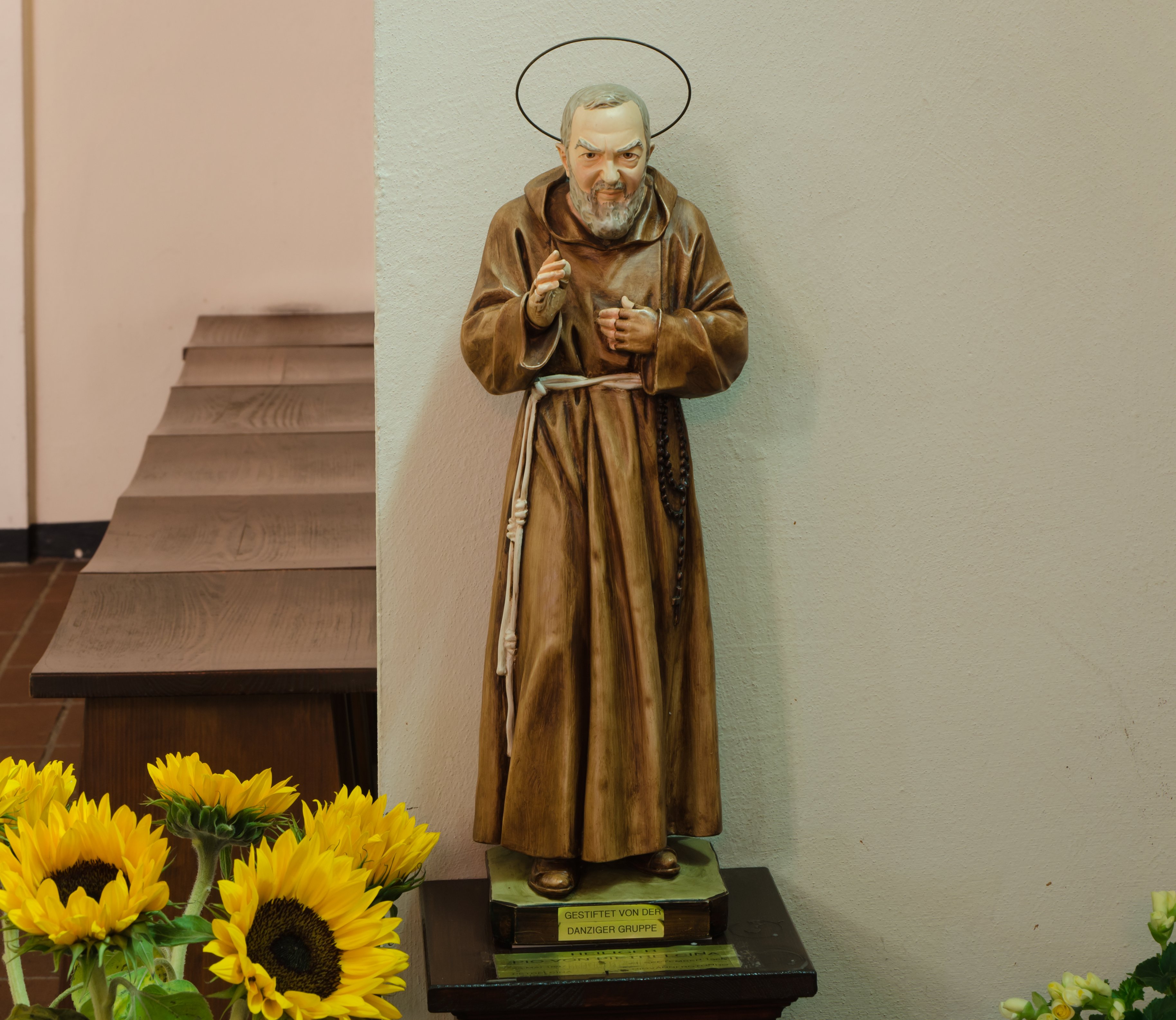 St._Joseph_Wandsbek_Statue_des_Pio_von_Pietrelcina