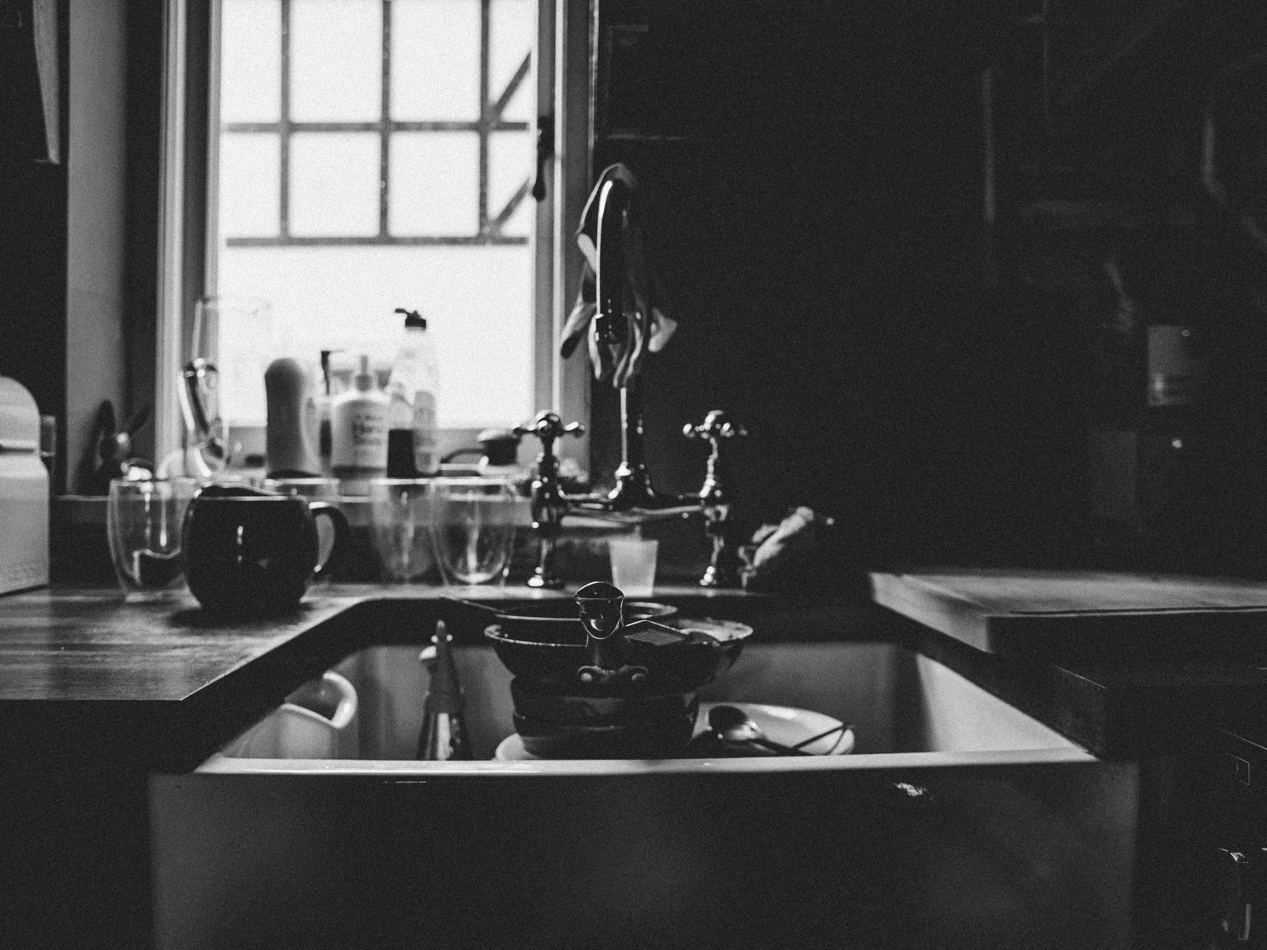 greyscale-phoro-of-sink-1924815